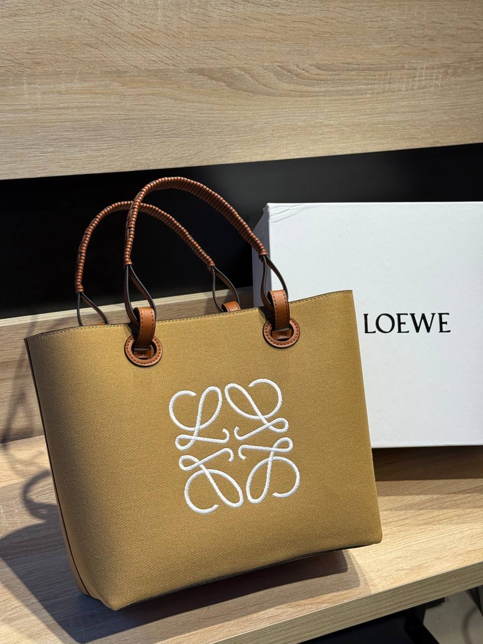 حقيبة يد فاخرة من LOEWE