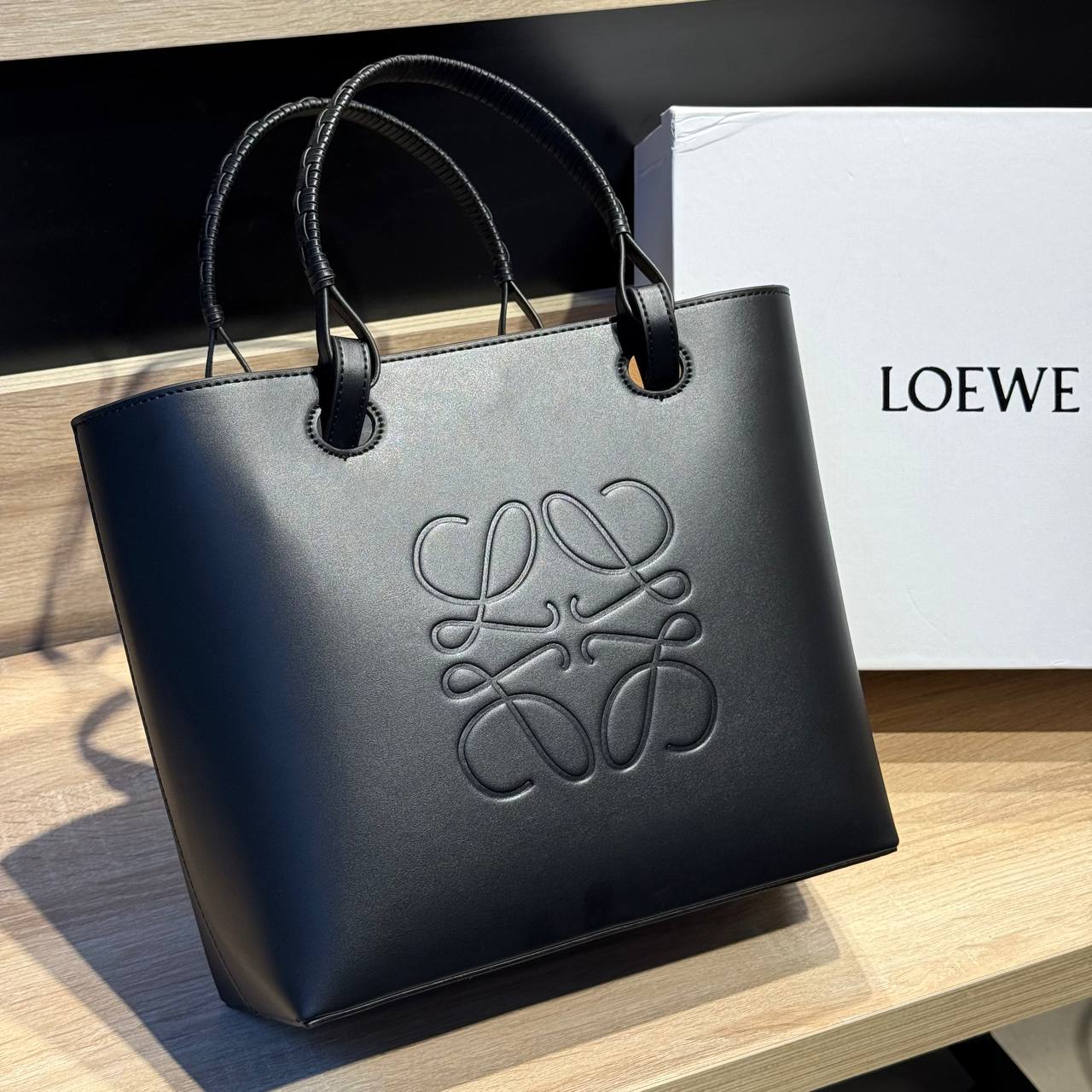 حقيبة يد فاخرة من LOEWE