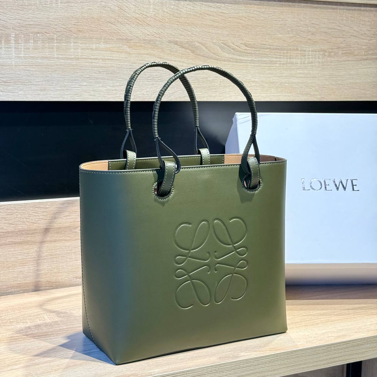 حقيبة يد فاخرة من LOEWE