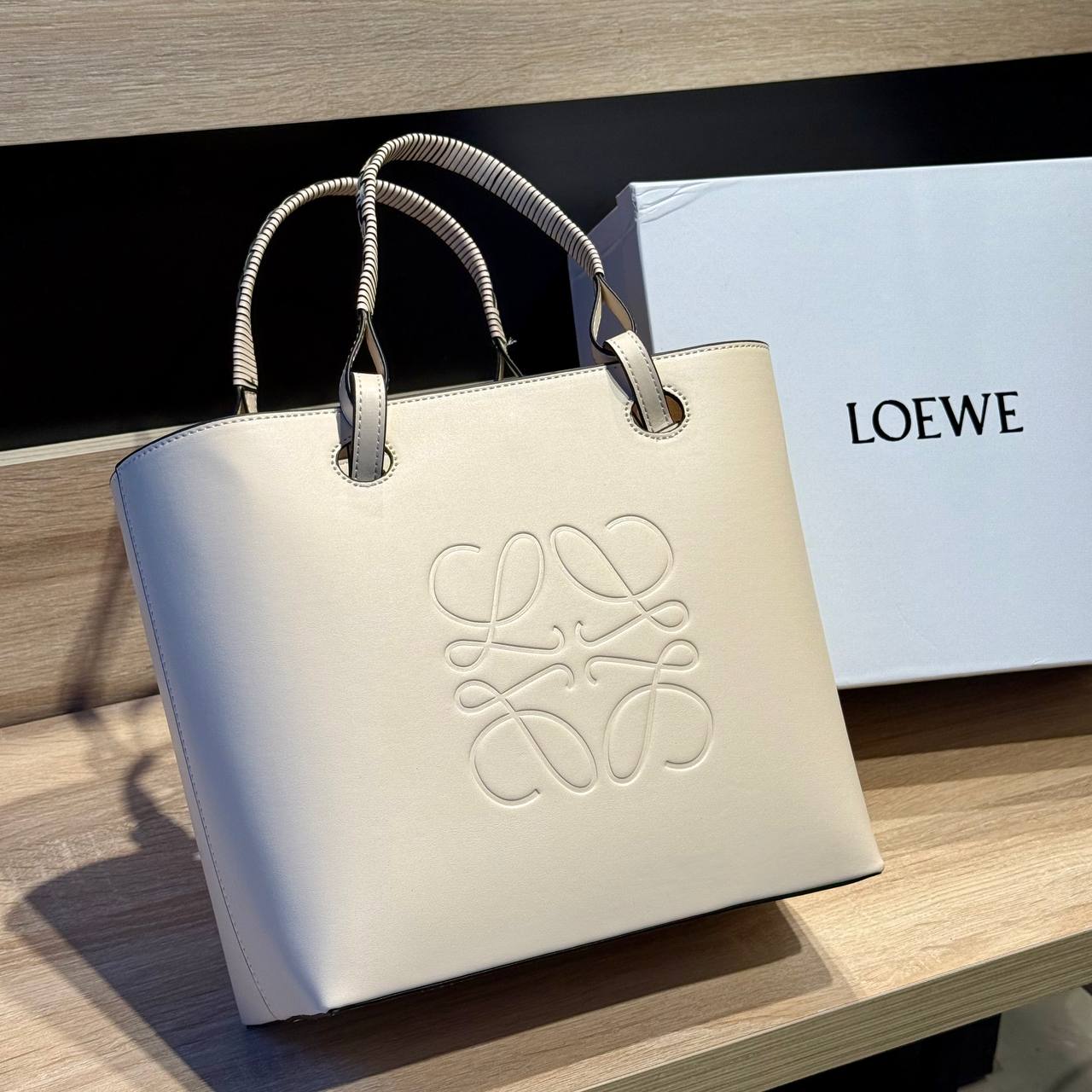 حقيبة يد فاخرة من LOEWE