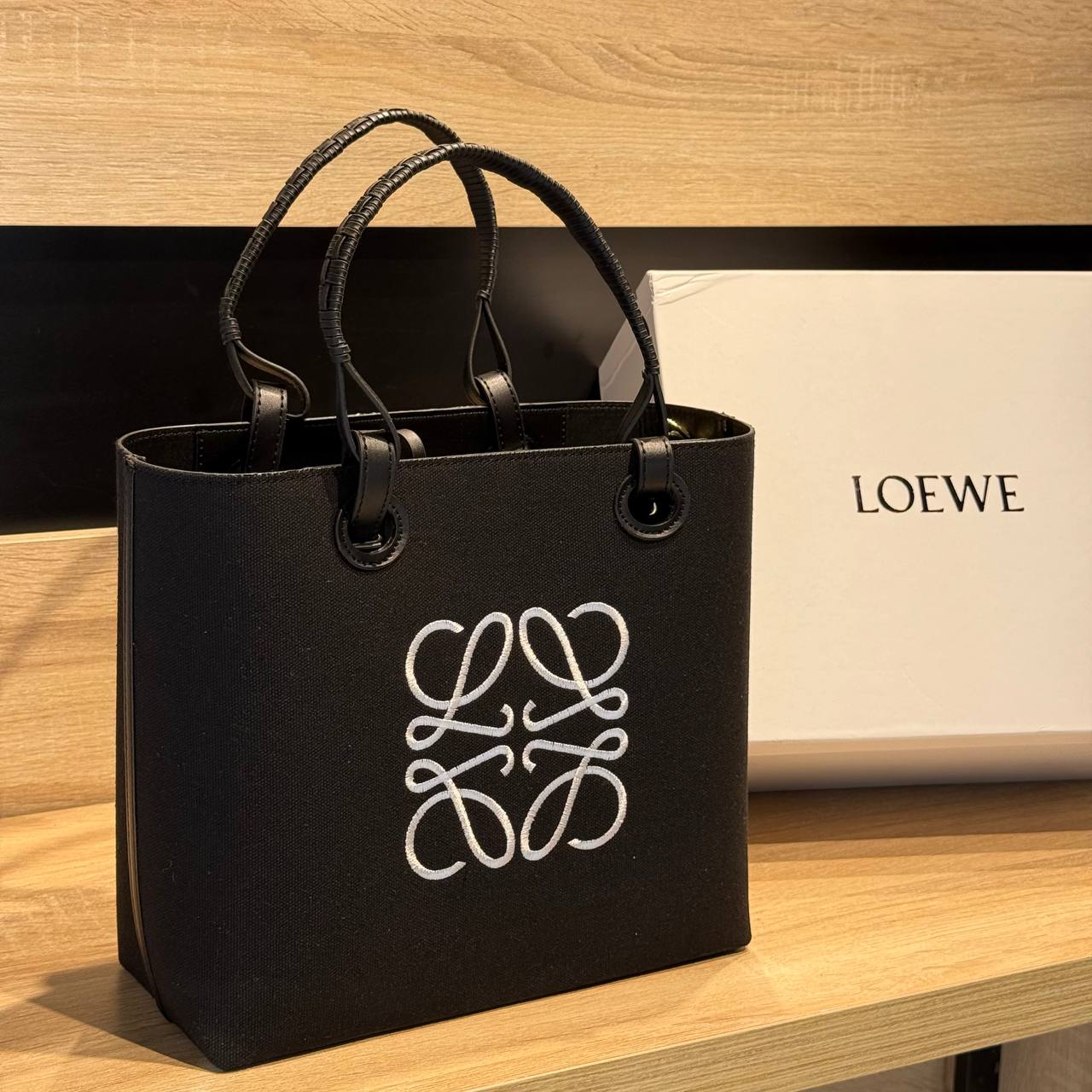 حقيبة يد فاخرة من LOEWE